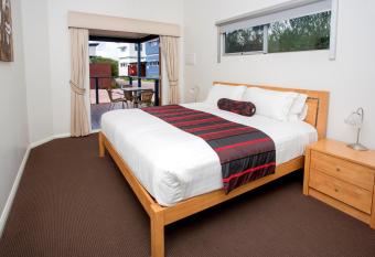 BIG4 Middleton Beach Holiday Park has rooms with a private hot tub