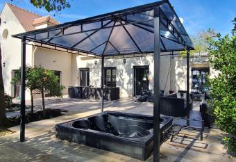 230m2 sur 3800m2 - jacuzzi 6 places - 10    16pers has rooms with a private hot tub