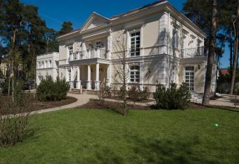 Pi  kny 800m dom w sercu Konstancina-Jeziornej has rooms with a private hot tub