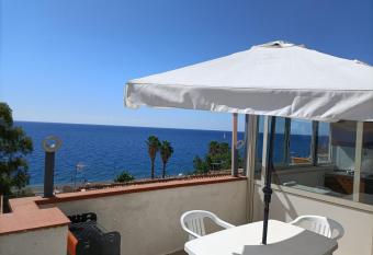 Casa Vacanza Arcobaleno has Smoking/Balcony rooms
