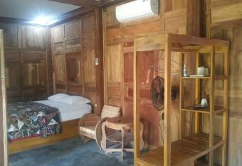 omah kayu jagalan has Balcony rooms