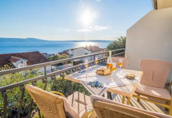 Cozy apartments with sea view has Balcony rooms