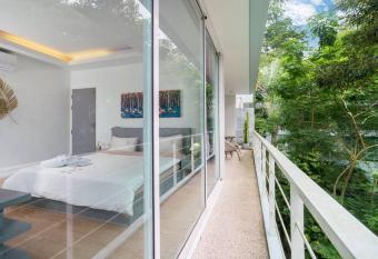 seaview and quiet surrounded by trees 75smetre has Balcony rooms