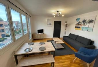 crois   laroche 3 allows 18 year olds to book a room