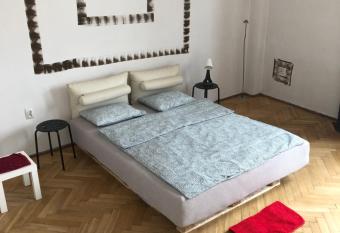 Pok  j 11A allows 18 year olds to book a room