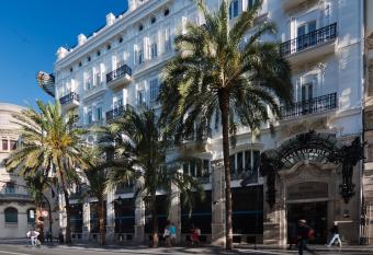 One Shot Palacio Reina Victoria 04 allows 18 year olds to book a room