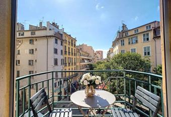 Toulon soleil et douceur II allows 18 year olds to book a room