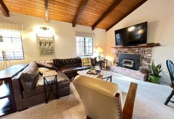 Sweet Arnold Cabin has Balcony rooms