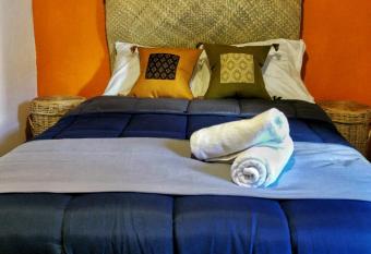 HOTEL HOSTAL Gallinero allows 18 year olds to book a room