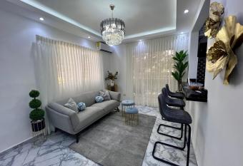 Acogedor apto. c  ntrico proximo agora mall DN allows 18 year olds to book a room