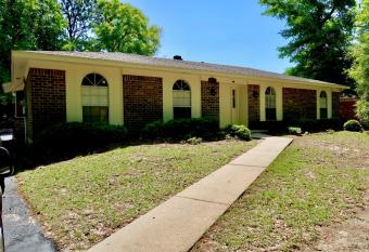 Cozy Home nestled in quite West Mobile Alabama has Balcony rooms