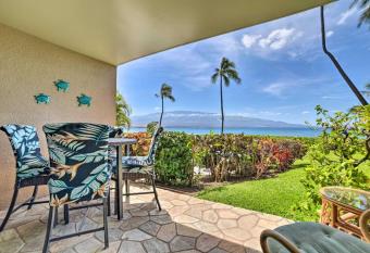 Stunning Maui Oceanfront AC, Pool and Spa, walk to beach has rooms with a private hot tub