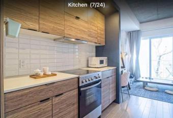 1 min to metro, new condo, lovely cozy studio has Balcony rooms