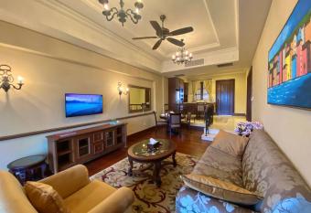 Casa del Rio Luxurious Suite/Riverview/Netflix/4px has rooms with a private hot tub