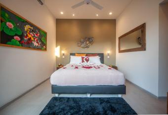 Umaliplip Villa Canggu has rooms with a private hot tub