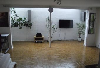 Helle gro  e Souterrainwohnung mit eigenem Eingang allows 18 year olds to book a room