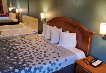 Stonewood Inn & Suites of Carrollton - Smithfield has rooms with a private hot tub