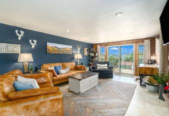 Perfect Estes Park Getaway, Walk to Town 3 Kings! has Balcony rooms