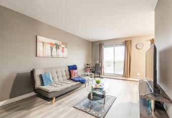 Cozy 1BR Apt w King Bed - Near Downtown allows 18 year olds to book a room