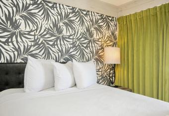 Waikiki Village Hut Room 412 allows 18 year olds to book a room