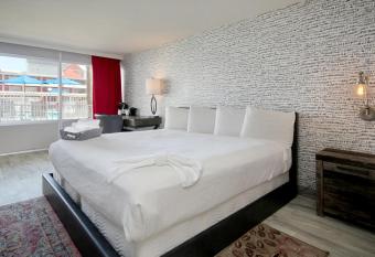 Waikiki Village King Room Pool View - 112 allows 18 year olds to book a room