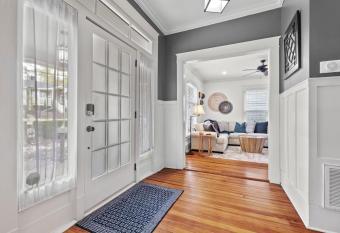 7 WEST Downtown & Dickson St! has Balcony rooms