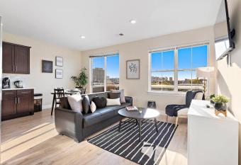 The 501 Getaway-2BR*HiddenGem*Skyline view*Rooftop has Balcony rooms