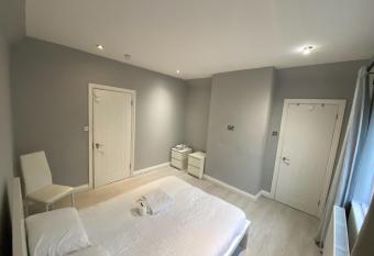 Lovely, shared homestay with modern fitted kitchen in leafy Mottingham, London allows 18 year olds to book a room