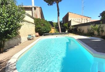La pause sous le pin has Balcony rooms
