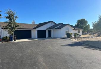 Peaceful 4 Bedroom Farm Stay at Whispering Vines has Balcony rooms