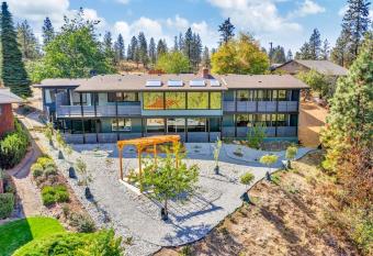 Gorgeous Grand View Hideaway with Japanese Garden allows 18 year olds to book a room