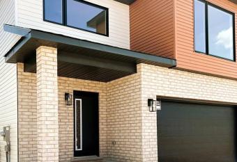 Cheerful 4 Bdrm Detached Home with a View has Balcony rooms