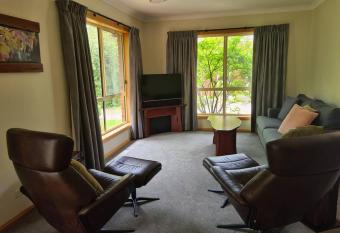 REDGUM RETREAT BRIGHT - Luxury Spa Villa has rooms with a private hot tub