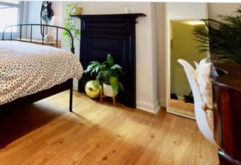 Parking, 1 min to pubs , restaurant, supermarkets allows 18 year olds to book a room