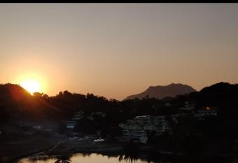 Mount Grand House (Holland house) has rooms with a private hot tub