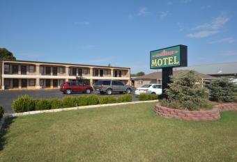 Newcastle Motel has Smoking rooms