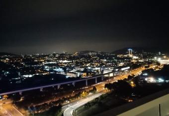 Lovely 3 bedroom has rooms with a private hot tub