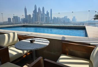 FIVE Palm Hotel and Residence - Luxury Penthouse Full Sea Marina View & Private Pool has rooms with a private hot tub