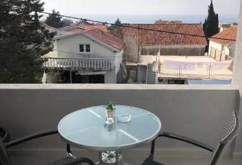 Apart Olivera allows 18 year olds to book a room