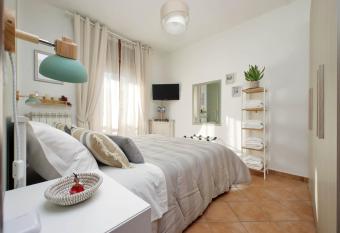 Summer&Winter Home by the sea allows 18 year olds to book a room