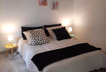 BIANCU NERU allows 18 year olds to book a room