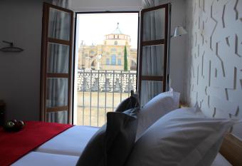 Hotel Boutique Caireles allows 18 year olds to book a room