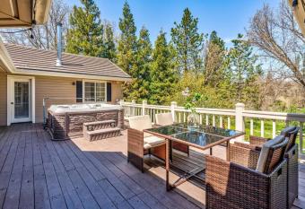 Private Resort Home in Yosemite w/River, 4Br-5Ba has rooms with a private hot tub
