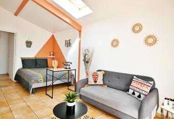 Chez Sandrine allows 18 year olds to book a room