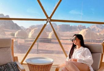 Rum Sunrise Luxury Camp has rooms with a private hot tub