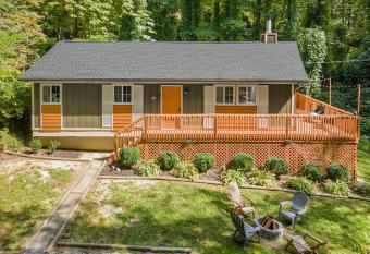 Mountain Oasis, Near Town, with Amazing Porch!!! has Balcony rooms