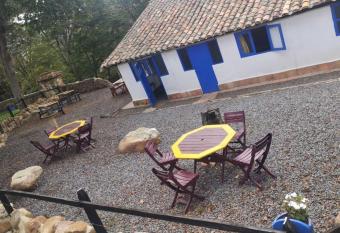 Hostal Parque Mayoral has Balcony rooms