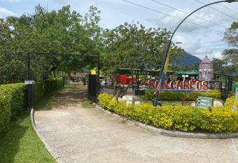 Hoster  a blanco y negro has Balcony rooms