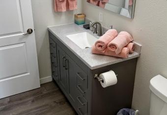 Anchorage midtown apartment-Wyoming 2 allows 18 year olds to book a room