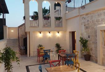 Reeja art gallery has Balcony rooms